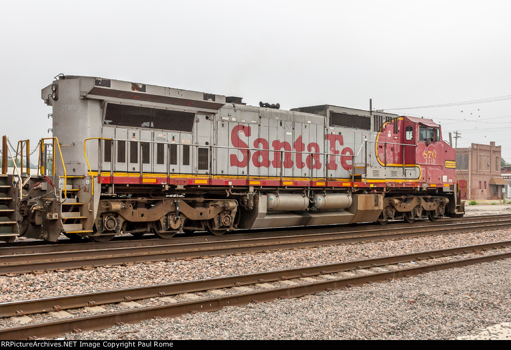 BNSF 876, GE C40-8W, ex ATSF 876 Warbonnet